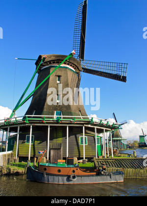 Vieux moulins à vent sur la rive de la rivière Zaan Banque D'Images