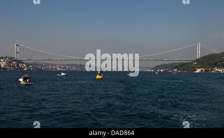 Un pont enjambe le Bosphurus à Istanbul, Turquie, 07 octobre 2011. La ville turque est le seul au monde construite sur deux continents. Le Bosphore sépare la partie européenne de la ville à partir de la partie asiatique et relie la mer Noire et la mer de Marmara. Photo : Jens Wolf Banque D'Images