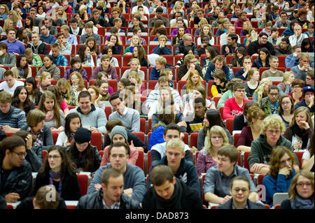 Les nouveaux étudiants de l'Université Européenne Viadrina assister à une introduction pour le semestre d'hiver à l'Université Européenne Viadrina, Frankfurt Oder, Allemagne, 10 octobre 2011. Le même jour de la semaine d'orientation ont commencé pour 1300 nouveaux étudiants. Environ 6500 étudiants fréquentent l'Université Viadrina. Photo : Patrick Pleul Banque D'Images