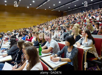 Les nouveaux étudiants de l'Université Européenne Viadrina assister à une introduction pour le semestre d'hiver à l'Université Européenne Viadrina, Frankfurt Oder, Allemagne, 10 octobre 2011. Le même jour de la semaine d'orientation ont commencé pour 1300 nouveaux étudiants. Environ 6500 étudiants fréquentent l'Université Viadrina. Photo : Patrick Pleul Banque D'Images