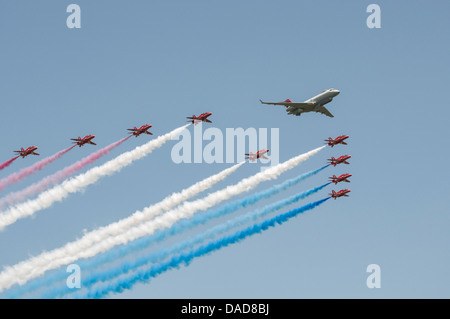 La Royal Air Force britannique des flèches rouges Aerobatic Display Team faire un défilé aérien formation à Waddington avec un Bombardier BD-700 Banque D'Images