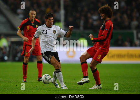 La Belgique Marouane Fellaini (R) convoite la la balle avec l'Allemagne Mario Gomez pendant le Groupe d'un match de l'EURO 2012 entre l'Allemagne et la Belgique à l'Esprit Arena de Düsseldorf, Allemagne, 11 octobre 2011. Photo : Revierfoto Banque D'Images