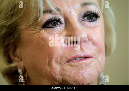 Liz Mohn, membre du conseil de surveillance de Bertelsmann AG et membre du conseil de la Fondation Bertelsmann, parle avec des journalistes d'Ladies Lunch 2011 à Duesseldorf, Allemagne, 12 octobre 2011. Mohn a fondé la fondation allemande (Stiftung Deutsche Schlaganfall-Hilfe) et informe les invités Des invités sur le travail de la fondation mercredi. Photo : Victoria Banque D'Images