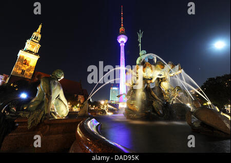 La fontaine de Neptune, la tour de la télévision et de l'église St.Mary's colorée sont allumés pendant le Festival des lumières à Berlin, Allemagne, 12 octobre 2011. Le festival propose des installations lumineuses à 80 endroits de Berlin, entre 12 et 23 octobre 2011. Photo : Jens Kalaene Banque D'Images