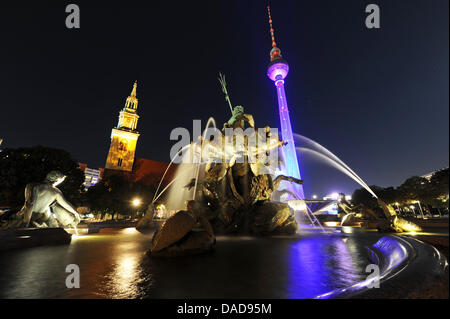 La fontaine de Neptune, la tour de la télévision et de l'église St.Mary's colorée sont allumés pendant le Festival des lumières à Berlin, Allemagne, 12 octobre 2011. Le festival propose des installations lumineuses à 80 endroits de Berlin, entre 12 et 23 octobre 2011. Photo : Jens Kalaene Banque D'Images