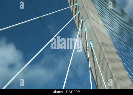 Des câbles sur la deuxième Severn Crossing bridge Banque D'Images