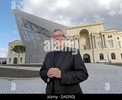 L'architecte américain Daniel Libeskind se place en avant du Musée de l'histoire militaire de la Bundeswehr à Dresde, Allemagne, 13 octobre 2011. Après sept ans de rénovation selon ses plans, la nouvelle exposition avec 10 500 pièces à partir de 700 ans d'histoire militaire ouvre le vendredi, 14 octobre 2011. Photo : MATTHIAS HIEKEL Banque D'Images