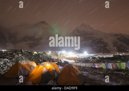 Tentes au camp de base de l'Everest la nuit, Région de l'Everest Solu Khumbu, parc national de Sagarmatha, Site de l'UNESCO, au Népal Banque D'Images