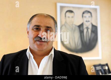 Remzi Kaplan, kebab producteur, se trouve dans son kebab production factory à Berlin, Allemagne, 09 septembre 2011. Berlin est la capitale de doener (kebab). Ici, les travailleurs turcs se préparer pour les brochettes kebab aroun 1000 boutiques dans Berlin. Le kebab roi réside parmi les pays d'aliments de préparation rapide. Photo : MAURIZIO GAMBARINI Banque D'Images