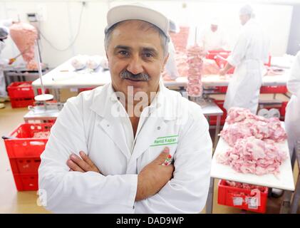 Remzi Kaplan, kebab producteur, se trouve dans son kebab production factory à Berlin, Allemagne, 09 septembre 2011. Berlin est la capitale de doener (kebab). Ici, les travailleurs turcs se préparer pour les brochettes kebab aroun 1000 boutiques dans Berlin. Le kebab roi réside parmi les pays d'aliments de préparation rapide. Photo : MAURIZIO GAMBARINI Banque D'Images