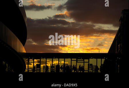 Les silhouettes des visiteurs sont visibles contre le ciel du soir à la Foire du livre de Frankfurt am Main, Allemagne, 13 octobre 2011. Avec 7384 exposants venus de 106 pays, la foire du livre de Francfort est le plus grand de son genre. Avant l'exposition se termine le 16 octobre, 299 000 personnes et 10 000 journalistes sont attendus. Photo : Arno Burgi Banque D'Images