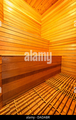 Accueil Finlandais sauna intérieur avec banc en bois murs et du sol Banque D'Images