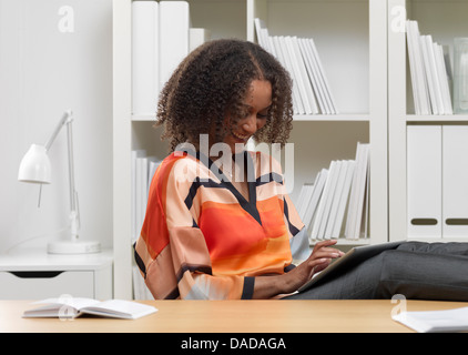 Smiling businesswoman using digital tablet Banque D'Images