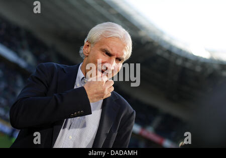 Leverkusen Rudi Voeller directeur des sports est photographié avant le match de football de la Bundesliga entre Borussia Moenchengladbach et Bayer 04 Leverkusen au Borussia-Park Mönchengladbach, Allemagne, au 15 octobre 2011. Photo : Rolf Vennenbernd (ATTENTION : EMBARGO SUR LES CONDITIONS ! Le LDF permet la poursuite de l'utilisation des images dans l'IPTV, les services mobiles et autres technologies nouvelles onl Banque D'Images