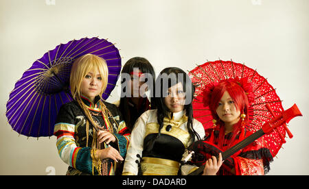 Vêtus de costumes d'Asie, fantasy fans pose devant l'appareil photo au Salon du livre de Francfort 2011 à Francfort, Allemagne, 15 octobre 2011. 7384 exposants venus de 106 pays présentent leurs produits à l'afficher et 280 000 visiteurs sont attendus jusqu'au 16 octobre. Photo : Arne Burgi Banque D'Images