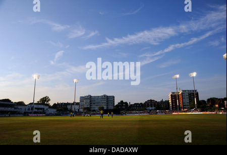 Match de projecteur dans la soirée à Sussex County Cricket Club terrain à Hove UK Banque D'Images