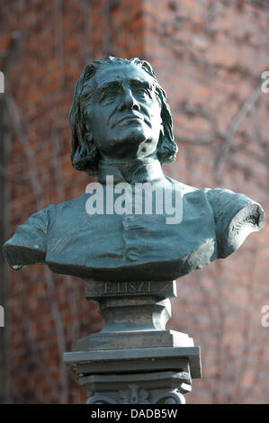 (Dossier) - Un fichier photo datée du 24 février 2011 montre un buste de Franz Liszt (1811 - 1886) qui est placé en face de l'Prix-franz-Musée à Bayreuth, Allemagne. Avec environ 150 événements sous la devise "désir pour Liszt' la ville Bayreuth tient à commémorer le 125e jour de la mort et 200e année depuis Liszt est né (22 octobre). Photo : David Ebener Banque D'Images