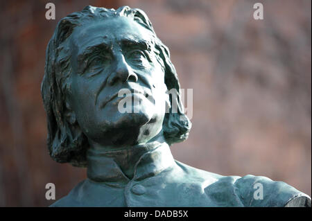 (Dossier) - Un fichier photo datée du 24 février 2011 montre un buste de Franz Liszt (1811 - 1886) qui est placé en face de l'Prix-franz-Musée à Bayreuth, Allemagne. Avec environ 150 événements sous la devise "désir pour Liszt' la ville Bayreuth tient à commémorer le 125e jour de la mort et 200e année depuis Liszt est né (22 octobre). Photo : David Ebener Banque D'Images