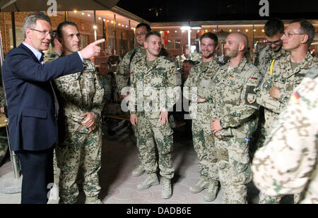 Le Président allemand Christian Wulff parle de soldats allemands au cours d'un barbecue dans Masar-i-Scharif, Afghanistan, 16 octobre 2011. Le chef de l'Etat allemand est en ce moment en Afghanistan pour une visite d'état. Photo : WOLFGANG KUMM Banque D'Images