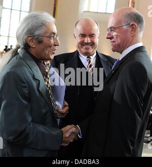 L'auteur algérien Boualem Sansal (L) est accueilli par Gottfried Honnefelder (C), président de la 'Boersenverein des Deutschen Buchhandels' (association des commerçants) livre allemand et président du Bundestag Norbert Lammert à St Paul's Church à Francfort, Allemagne, 16 octobre 2011. Sansal a reçu le Prix de la paix le commerce allemand du livre. Il appartient à un petit grou Banque D'Images