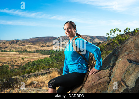 Female hiker sitting on rock Banque D'Images