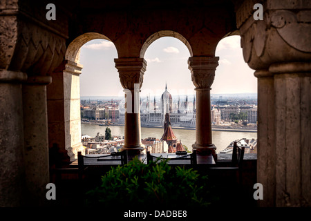 Vue sur le Parlement de Halaszbastya, Budapest Banque D'Images