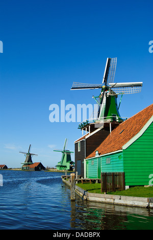 Belle vue sur les moulins à vent historiques le long de la rivière Zaan Banque D'Images