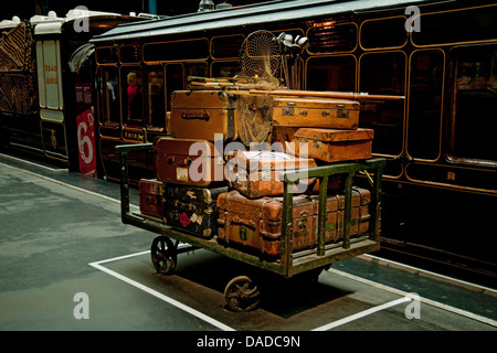 Chariot avec vieux bagages vintage et équipement sportif sur un Plate-forme au National Railway Museum York North Yorkshire England Royaume-Uni Royaume-Uni Banque D'Images