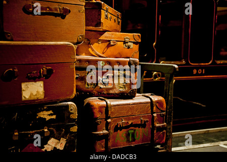 Gros plan de bagages de valises anciennes sur un chariot à The National Railway Museum York North Yorkshire Angleterre United Royaume GB Grande-Bretagne Banque D'Images