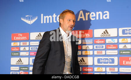 Le nouveau headcoach de l'équipe de Bundesliga Hambourg SV, Thorsten Fink, arrive à une conférence de presse à l'Imtech-Arena à Hambourg, Allemagne, 17 octobre 2011. Ancien entraîneur de football FC Bâle champion suisse, Thorsten Fink, a été présenté officiellement. Photo : Angelika Warmuth Banque D'Images