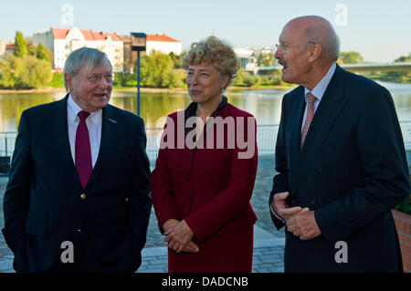 L'Europe ancienne Université Européenne Viadrina chanceliers, Hans N. Weiler (L) et Gesine Schwan, et actuel président Gunter Pleuger (R) arrivent pour une cérémonie à l'occasion de la 20e année universitaire à la Viadrina à Francfort-sur-Oder, Allemagne, 17 octobre 2011. Il y a 200 ans, la Viadrina déplacé à Wroclaw et fusionné avec la Leopoldina. Il y a 20 ans, l'a été ré-Viadrina fondée en Fr Banque D'Images