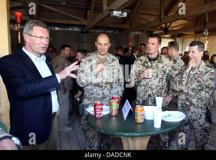 Le Président allemand Christian Wulff répond aux troupes allemandes dans la région de Kunduz, Afghanistan, le 17 octobre 2011. Le chef de l'Etat allemand est en ce moment en Afghanistan pour une visite d'état. Photo : Wolfgang Kumm Banque D'Images