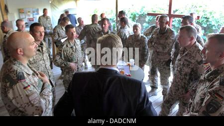 Le Président allemand Christian Wulff répond aux troupes allemandes dans la région de Kunduz, Afghanistan, le 17 octobre 2011. Le chef de l'Etat allemand est en ce moment en Afghanistan pour une visite d'état. Photo : Wolfgang Kumm Banque D'Images