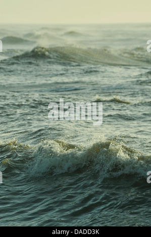 Scène de houles agitées et les vagues sur l'eau de mer pendant une tempête de l'océan des concepts abstraits Mouvement créatif Banque D'Images