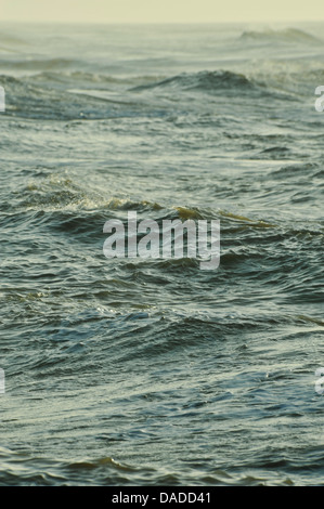 Scène de petites vagues et d'ondulations sur la surface de l'eau de mer pendant une tempête marins de l'océan nature Origines abstrait Banque D'Images