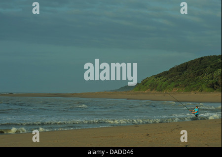 Scène d'homme debout en surf faisant la pêche en mer à l'embouchure de la rivière Tugela KwaZulu-Natal Afrique du Sud Sport Travel Banque D'Images