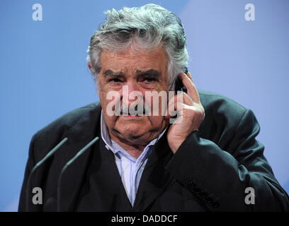 Président de l'Uruguay Jose Alberto Mujica parle des résultats de ses entretiens avec la Chancelière allemande Angela Merkel après leur réunion à Berlin, Allemagne, 18 octobre 2011. Photo : TIM BRAKEMEIER Banque D'Images