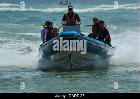 L'équipe de plongée sous-marine sur la plage de vitesse à l'approche de côtes après la plongée récréative de la baie de Sodwana reef destinations Afrique du Sud circulation Banque D'Images