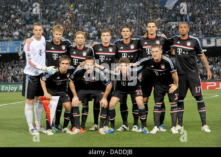 L'équipe du FC Bayern Munich se rassemble pour une photo de groupe avant le groupe de la Ligue des Champions un match de foot entre FC Bayern Munich et SSC Napoli au Stadio San Paolo de Naples, Italie, 18 Octobre 2011 : (L-R Back) Manuel Neuer, Holger Badstuber, Anatoli Timoschtschuck, Toni Kroos, Mario Gomez, Daniel van Buyten et Jérôme Boateng ; (avant L-R) Philipp Lahm, Franck Ribery, Thomas Muel Banque D'Images