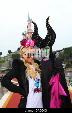 Celebrity et entrepreneur Paris Hilton (L) pose avec une femme en costume sur sa visite à Disneyland Paris à l'occasion de le Festival d'Halloween à Paris, France, 18 octobre 2011. Disdneyland's Halloween Festival est célébré à travers tout le mois d'octobre 2011. Photo : Yannpiriou/Disney (ATTENTION : Pour un usage éditorial uniquement en association avec des rapports sur Disneyland Paris et wi Banque D'Images