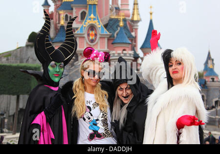 Celebrity et entrepreneur Paris Hilton (2-L) pose avec extras costumés sur sa visite à Disneyland Paris à l'occasion de le Festival d'Halloween à Paris, France, 18 octobre 2011. Disdneyland's Halloween Festival est célébré à travers tout le mois d'octobre 2011. Photo : Yannpiriou/Disney (ATTENTION : Pour un usage éditorial uniquement en association avec des rapports sur Disneyland Paris et w Banque D'Images