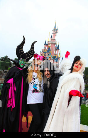 Celebrity et entrepreneur Paris Hilton (2-L) pose avec extras costumés sur sa visite à Disneyland Paris à l'occasion de le Festival d'Halloween à Paris, France, 18 octobre 2011. Disdneyland's Halloween Festival est célébré à travers tout le mois d'octobre 2011. Photo : Yannpiriou/Disney (ATTENTION : Pour un usage éditorial uniquement en association avec des rapports sur Disneyland Paris et w Banque D'Images