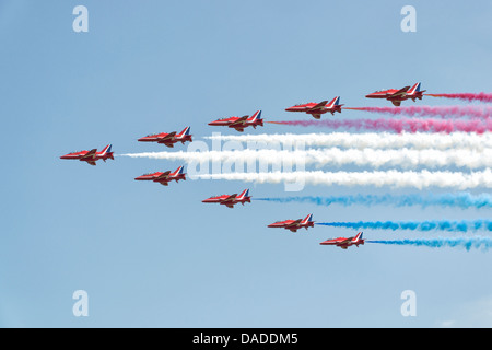 La Royal Air Force britannique des flèches rouges voltige militaire de l'équipe d'arriver à RAF Waddington dans la grande bataille de Formation Banque D'Images