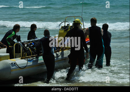 Avis de plongeurs Loisirs côtes faisant glisser en surf à la baie de Sodwana KwaZulu-Natal Afrique du Sud destinations Sport Voyage Banque D'Images