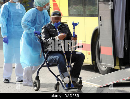 L'un des cinq combattants libyens est assis dans un fauteuil roulant sur son chemin à la Bundeswehr dans hôpital Westerwede, Allemagne, 19 septembre 2011. Au total 39 combattants blessés de la guerre civial en Libye sont déjà arrivés à Hambourg pour recevoir des traitements médicaux dans différents hôpitaux en Allemagne. Les hommes ont subi des blessures par balle et des éclats d'obus dans les combats. Photo : Ingo Wagner Banque D'Images