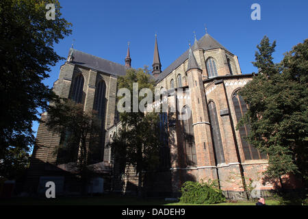 Le soleil brille sur l'église Sainte Marie de Rostock, Allemagne, 15 octobre 2011. La plus célèbre de Rostock édifice gothique a été mentionné pour la première fois en 1232 et a été rénové depuis 1992. Photo : Bernd Wuestneck Banque D'Images