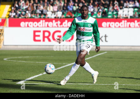 Fuerth's player Olivier Occean joue la balle pendant la deuxième match de football Bundesliga Greuther Fürth Cantón vs FC Erzgebirge Aue à Trolli Arena de Fürth, Allemagne, 16 octobre 2011. Le jeu terminé 2:0. Photo : Daniel Karmann Banque D'Images