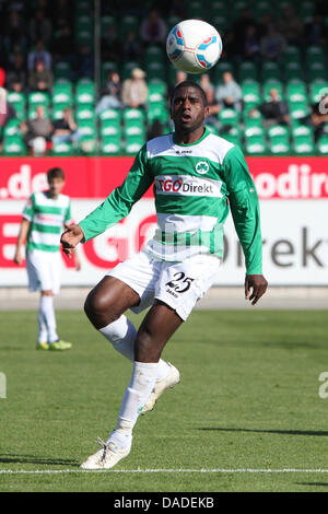 Fuerth's player Olivier Occean joue la balle pendant la deuxième match de football Bundesliga Greuther Fürth Cantón vs FC Erzgebirge Aue à Trolli Arena de Fürth, Allemagne, 16 octobre 2011. Le jeu terminé 2:0. Photo : Daniel Karmann Banque D'Images