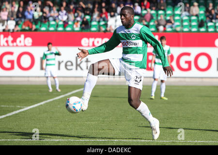 Fuerth's player Olivier Occean joue la balle pendant la deuxième match de football Bundesliga Greuther Fürth Cantón vs FC Erzgebirge Aue à Trolli Arena de Fürth, Allemagne, 16 octobre 2011. Le jeu terminé 2:0. Photo : Daniel Karmann Banque D'Images