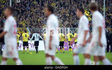 Les joueurs de Dortmund quitte le terrain après la Bundesliga match de foot entre Borussia Dortmund et FC Cologne au stade Signal Iduna Park de Dortmund, Allemagne, 22 octobre 2011. L'entraîneur-chef Dortmund JÜRGEN KLOPP est vu à la droite. Dortmund a battu Cologne 5-0. Photo : Bernd Thissen (ATTENTION : EMBARGO SUR LES CONDITIONS ! Le LDF permet la poursuite de l'utilisation de l'image Banque D'Images